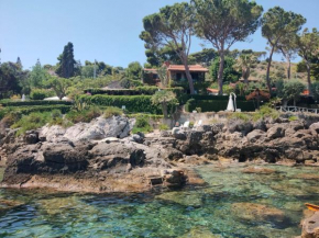 Alle due Torri, villa sulla roccia a picco sul mare